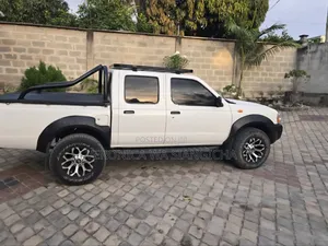 Nissan DoubleCab 2001 White