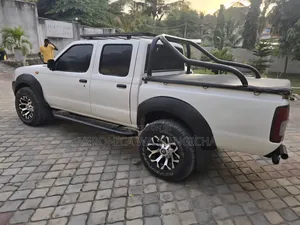 Nissan DoubleCab 2001 White