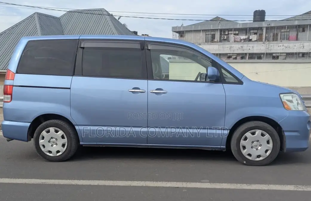 Toyota Noah 2006 Blue