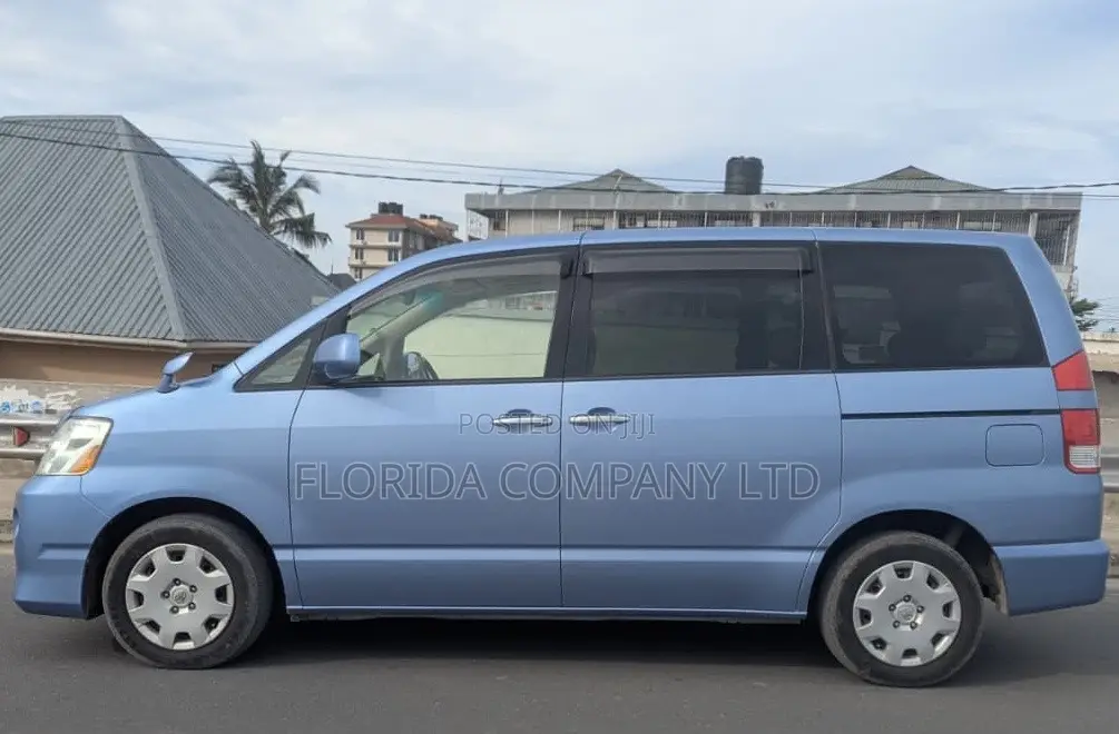 Toyota Noah 2006 Blue