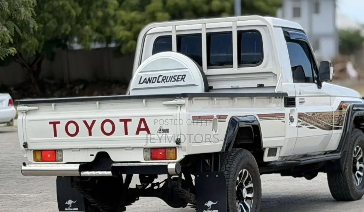 Toyota Land Cruiser 2013 White