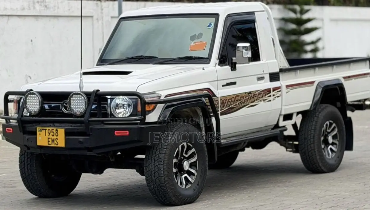 Toyota Land Cruiser 2013 White
