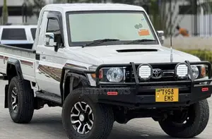 Toyota Land Cruiser 2013 White