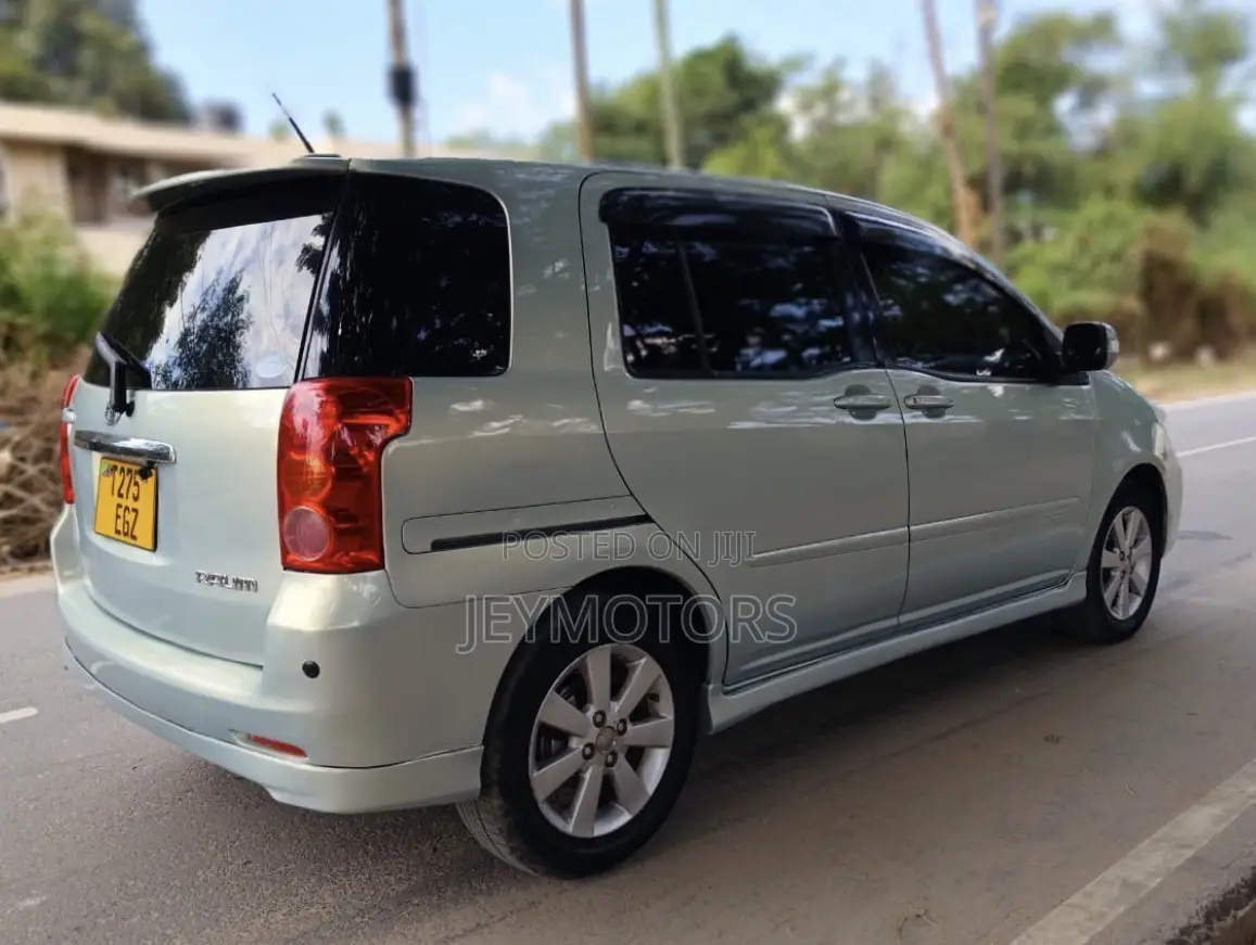 Toyota Raum 2006 Silver