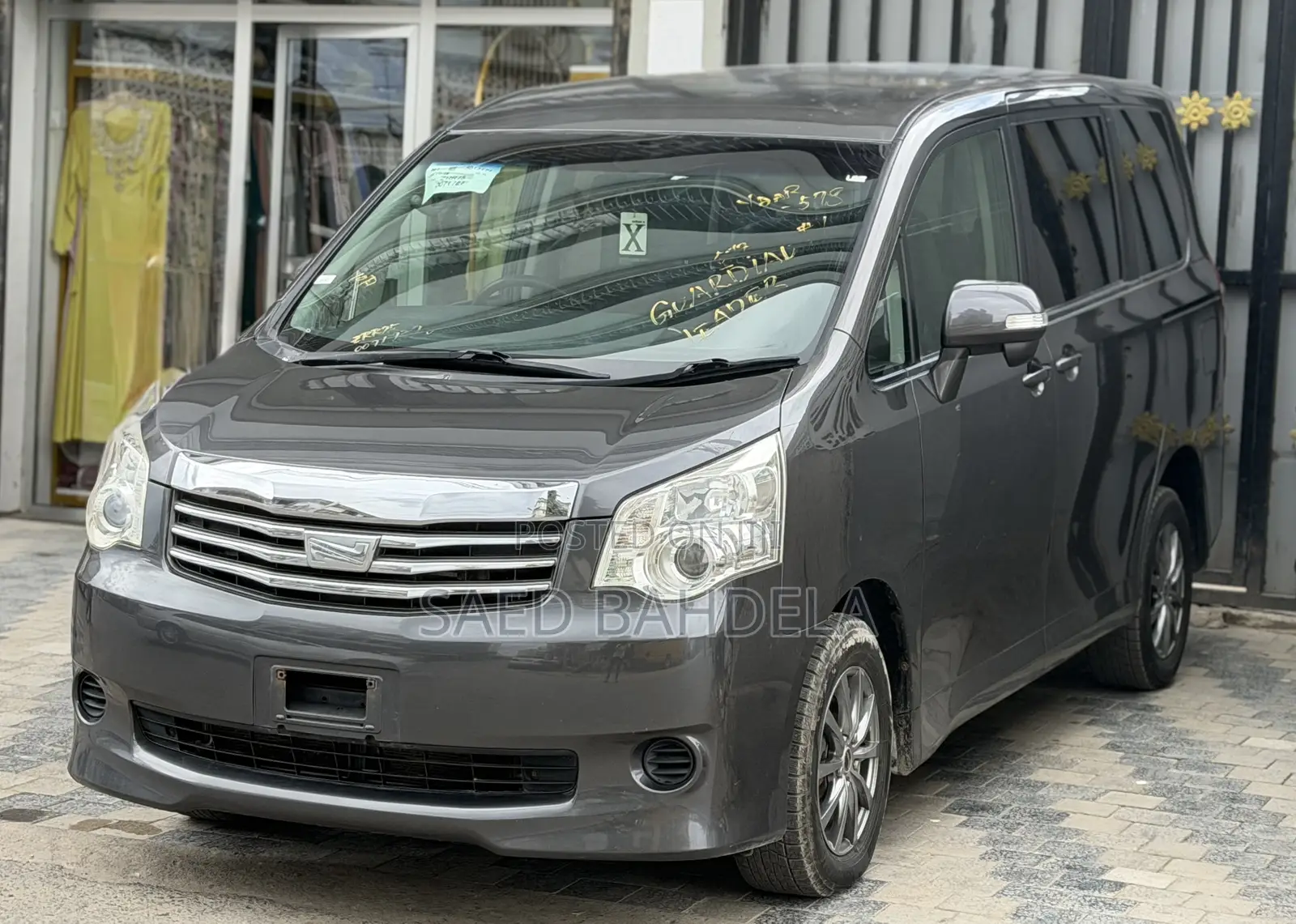 Toyota Noah 2.0 143hp AWD (7 Seater) 2010 Gray