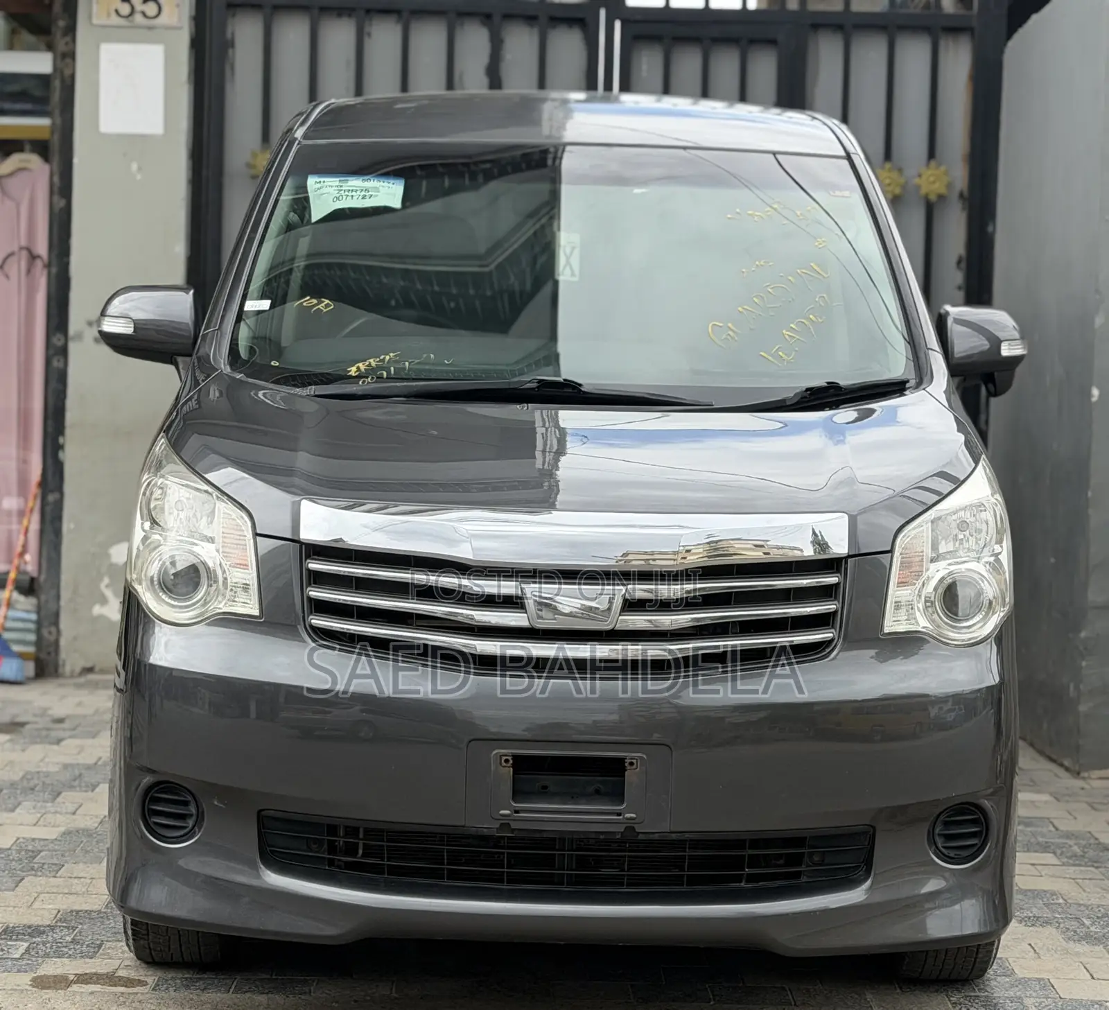 Toyota Noah 2.0 143hp AWD (7 Seater) 2010 Gray
