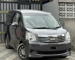 Toyota Noah 2.0 143hp AWD (7 Seater) 2010 Gray