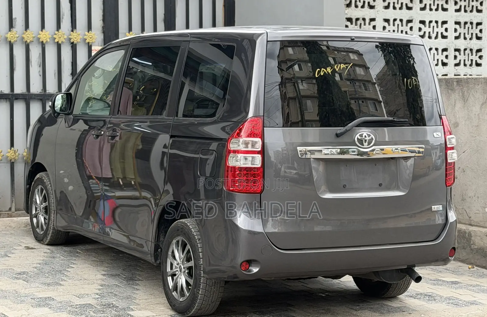 Toyota Noah 2.0 143hp AWD (7 Seater) 2010 Gray