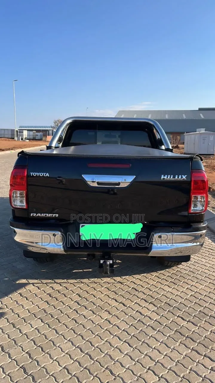 Toyota Hilux 2021 Black