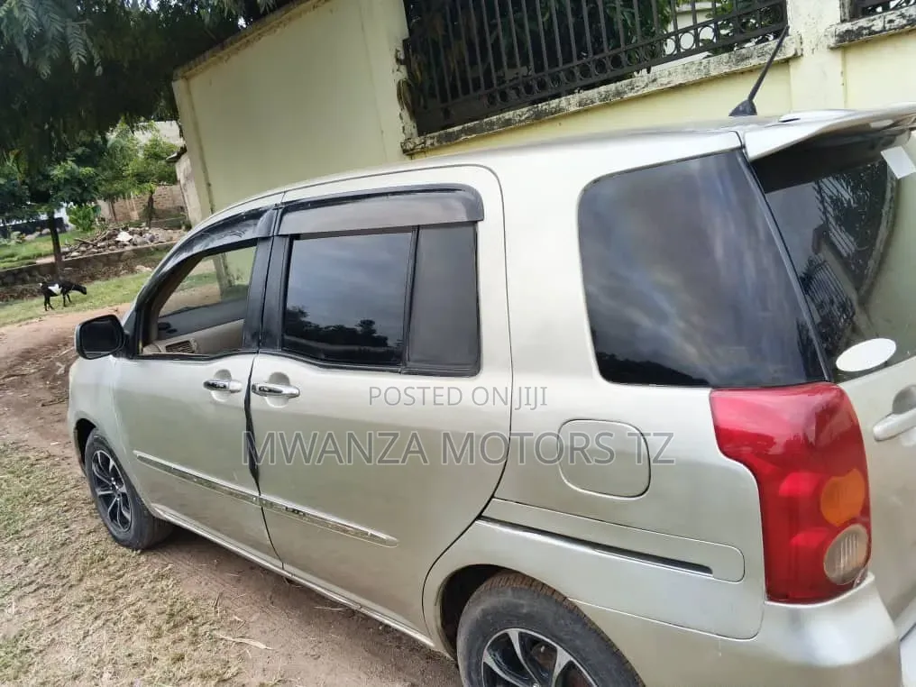 Toyota Raum 2004 Silver