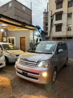 Toyota Noah 2.0 FWD (8 Seater) 2005 Silver