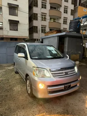 Toyota Noah 2.0 FWD (8 Seater) 2005 Silver