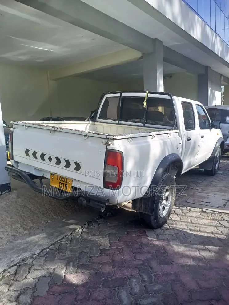 Nissan Hardbody 2007 White