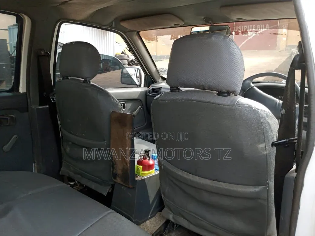 Nissan Hardbody 2007 White