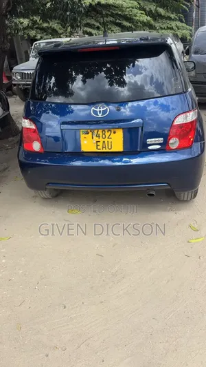 Toyota IST 2005