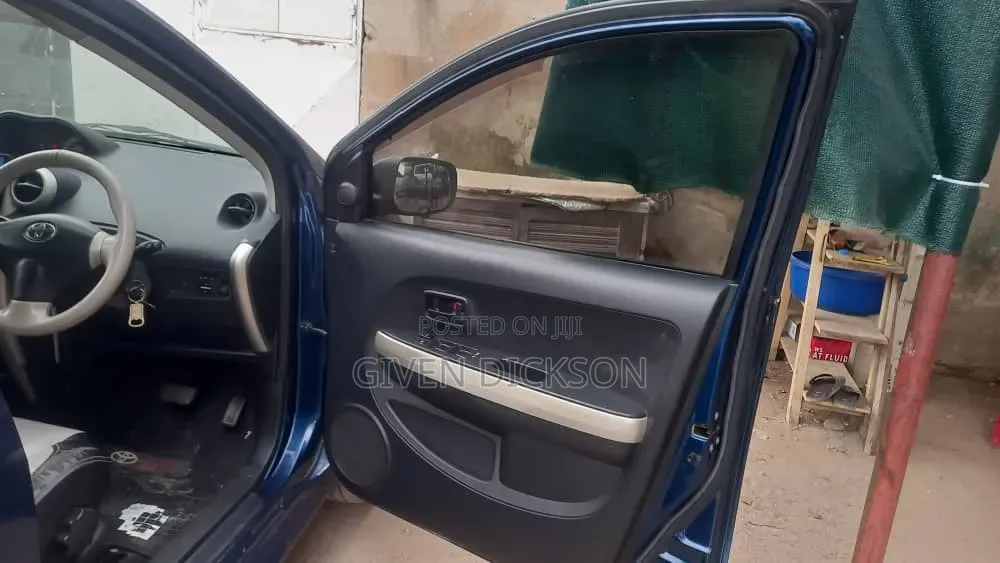 Toyota IST 2005