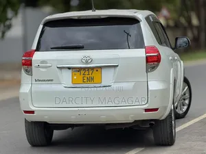 Toyota Vanguard 2010 White