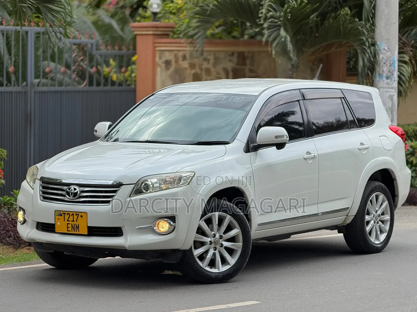 Toyota Vanguard 2010 White