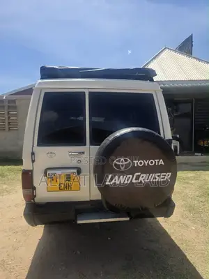 Toyota Land Cruiser 2005 White