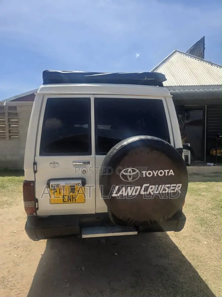 Toyota Land Cruiser 2005 White