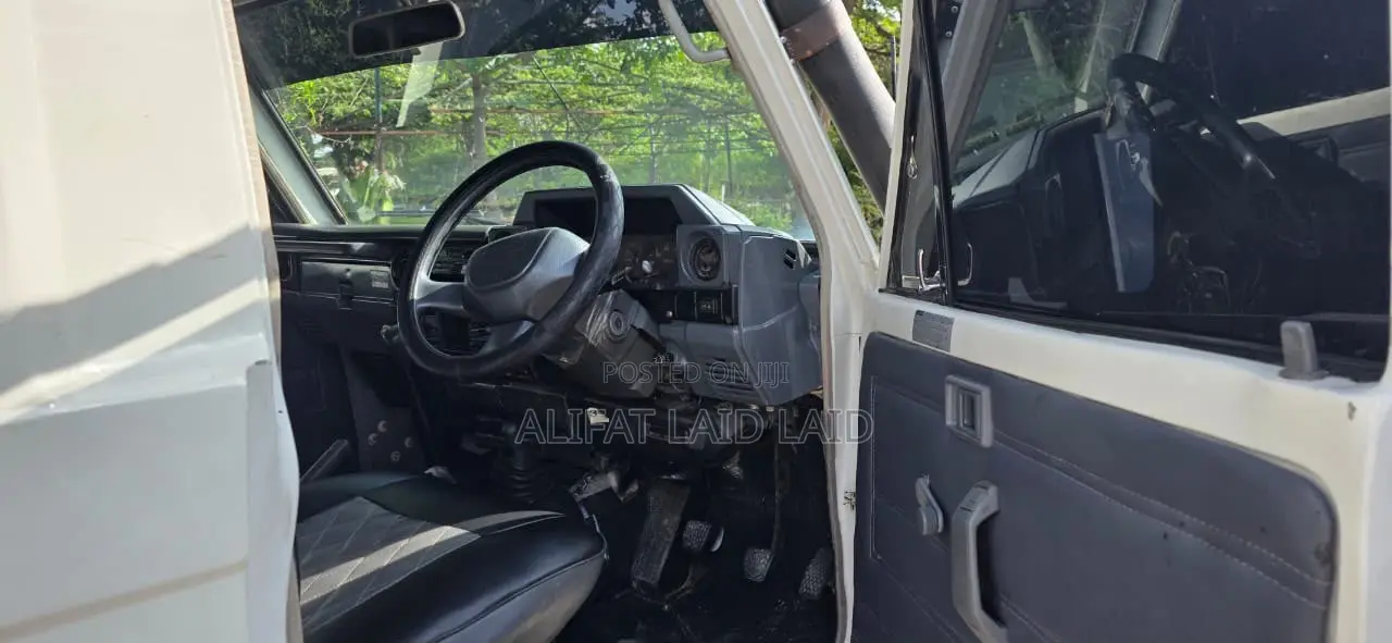 Toyota Land Cruiser 2005 White