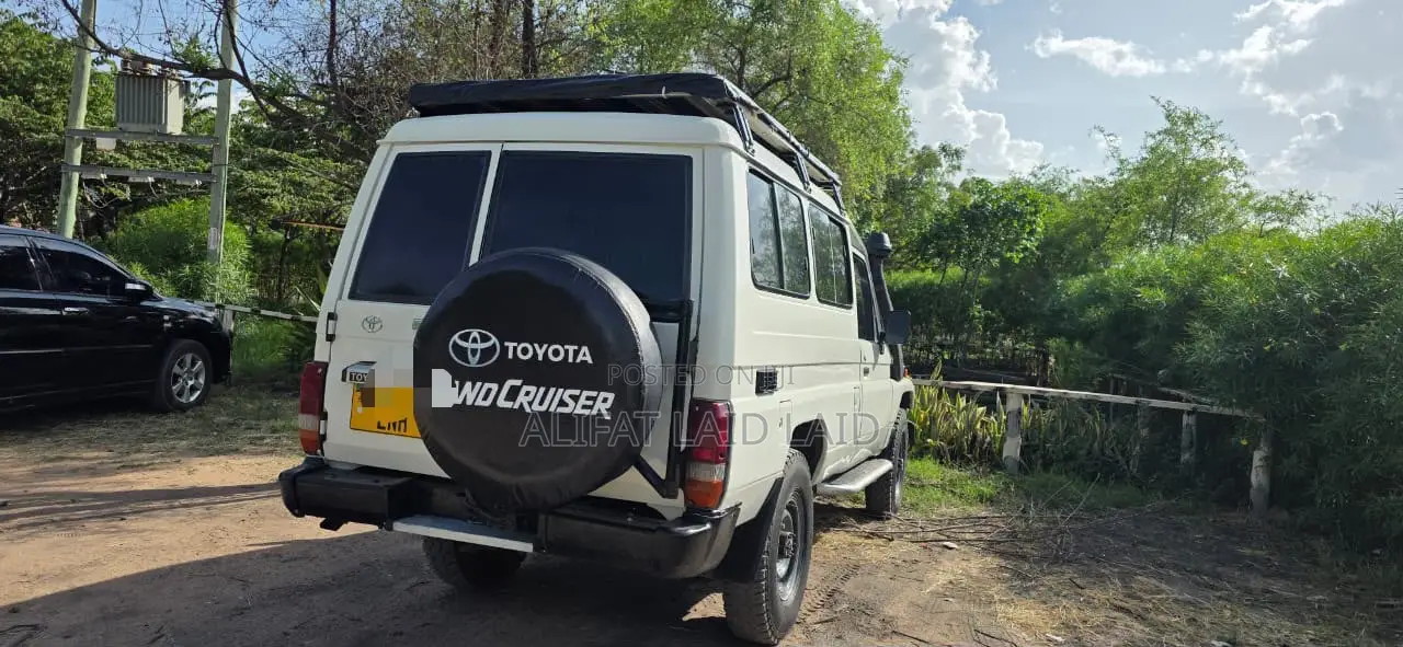Toyota Land Cruiser 2005 White