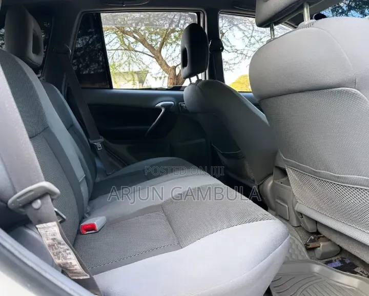 Toyota RAV4 2001 White