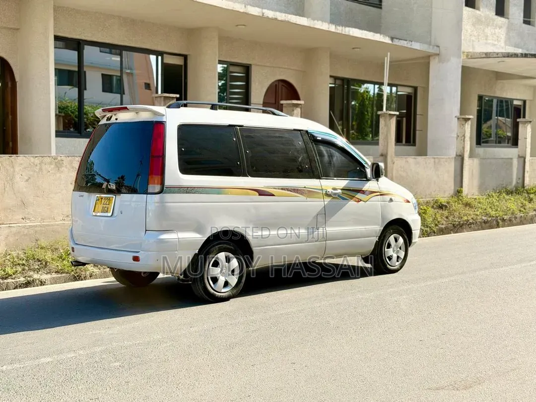 Toyota Noah 2002 White