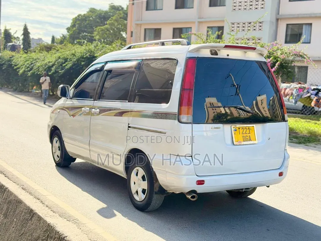 Toyota Noah 2002 White
