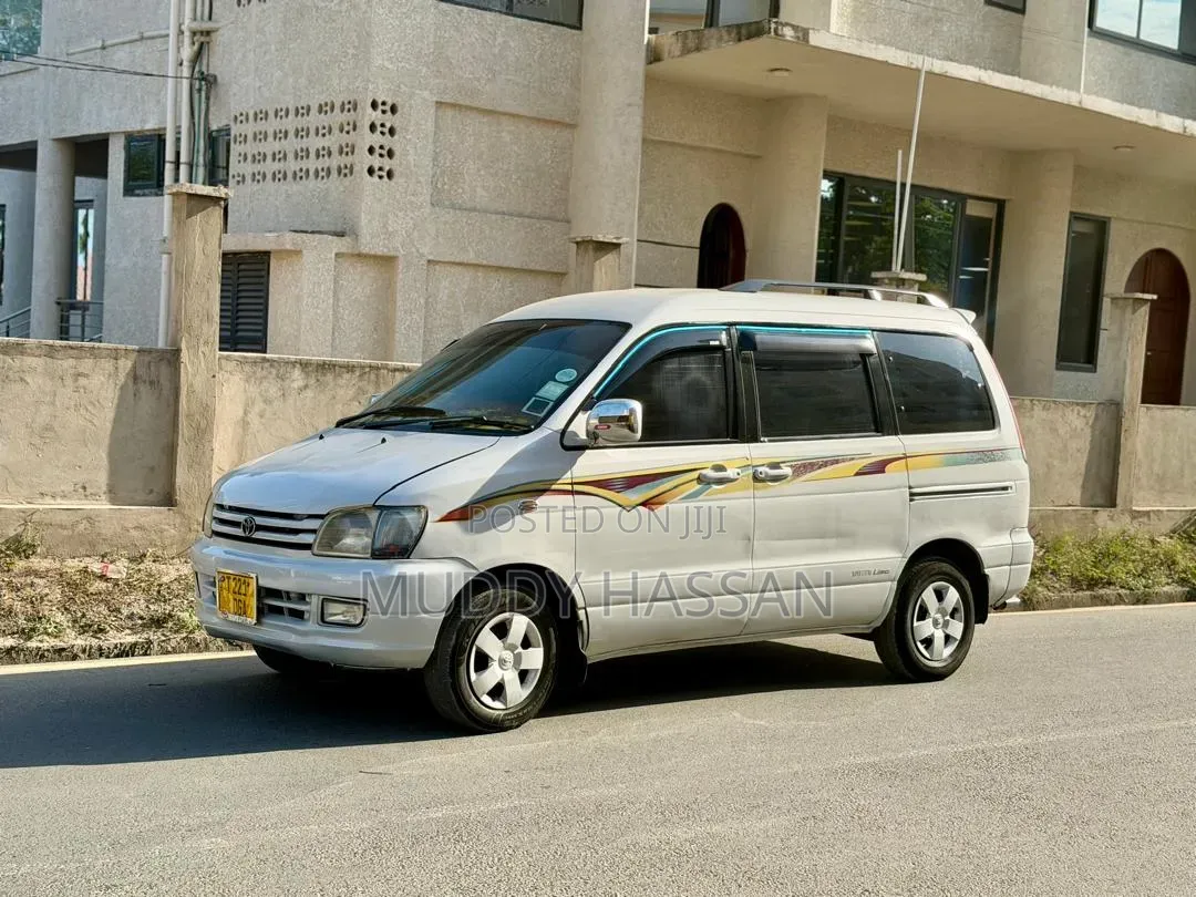 Toyota Noah 2002 White