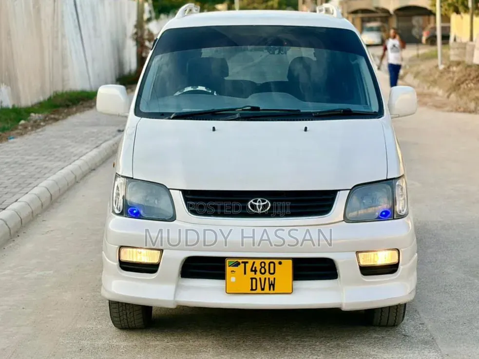 Toyota Noah 2002 White