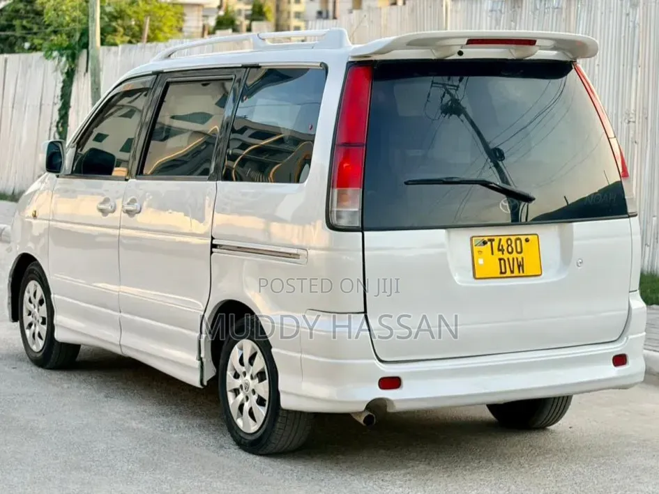 Toyota Noah 2002 White
