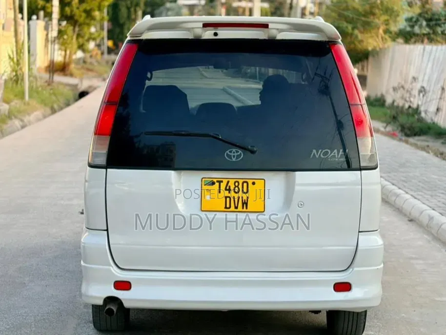Toyota Noah 2002 White