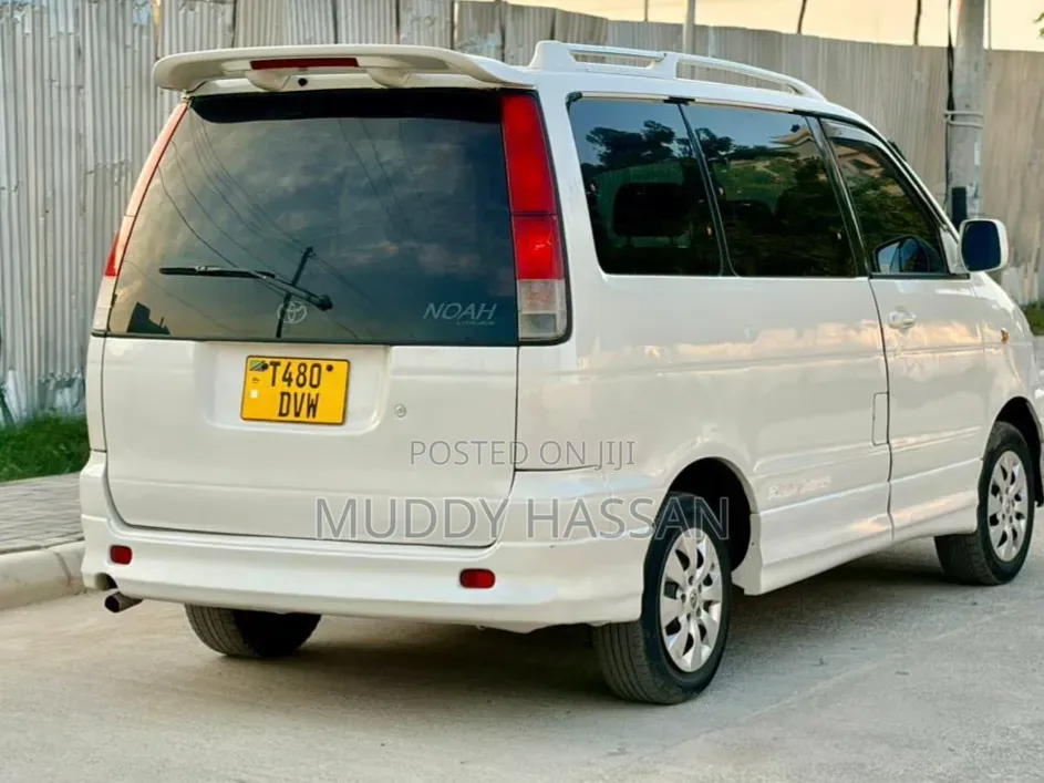 Toyota Noah 2002 White