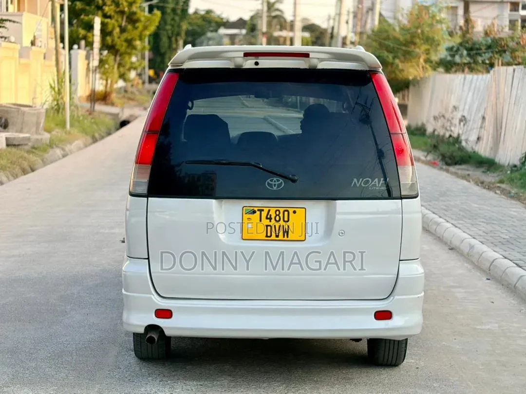 Toyota Noah 2001 White