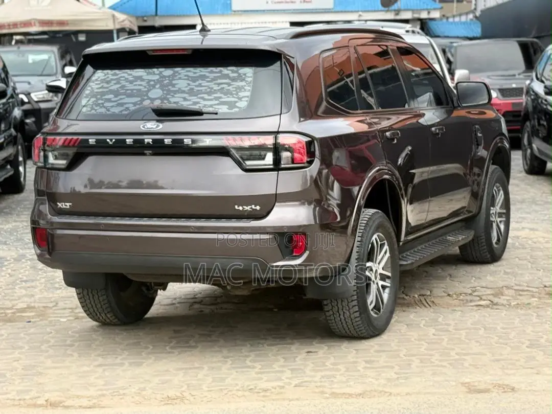 Ford Everest 2023 Gray