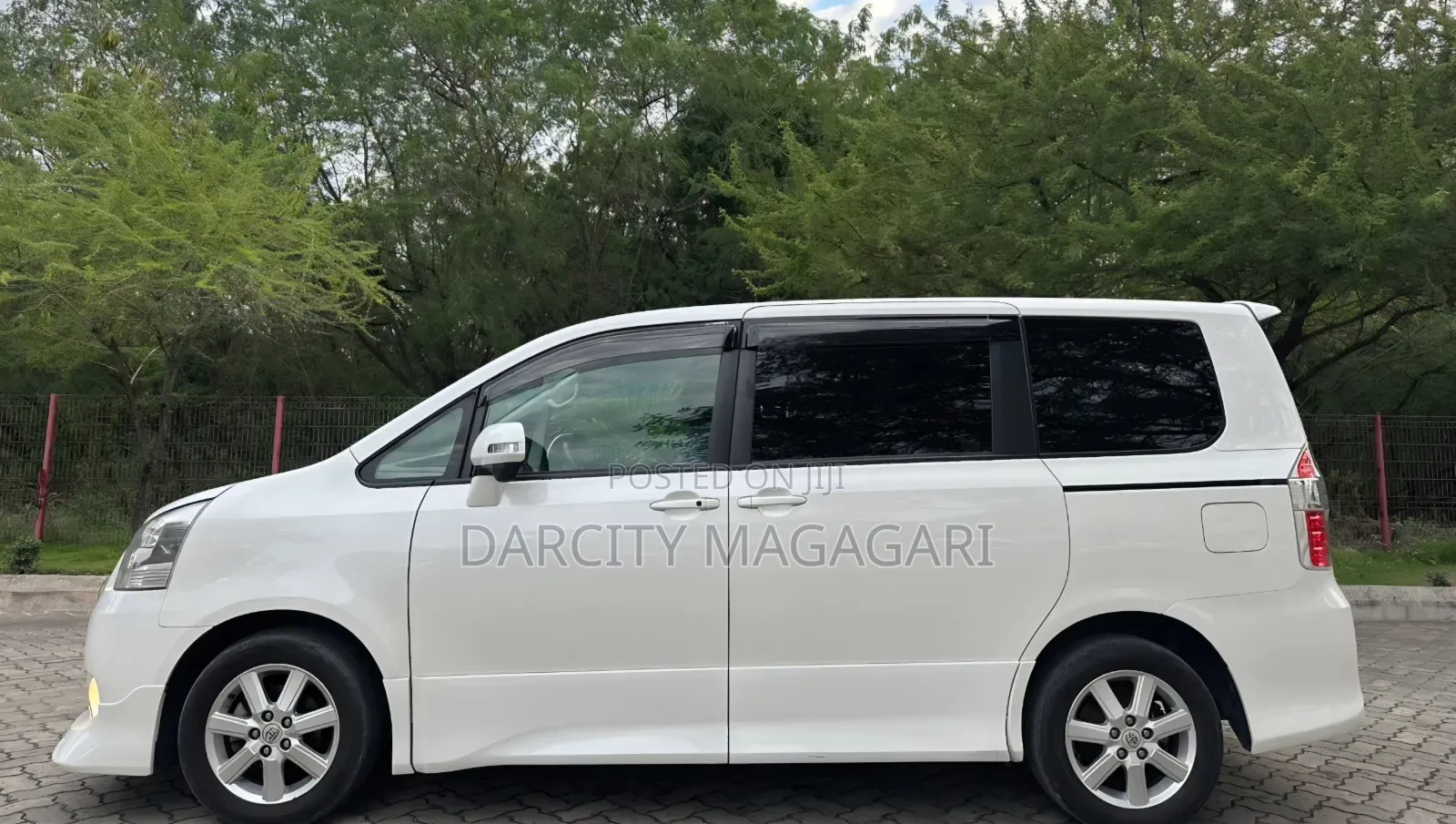 Toyota Noah 2009 White
