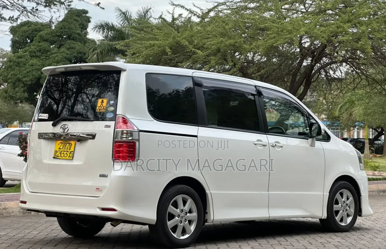 Toyota Noah 2009 White