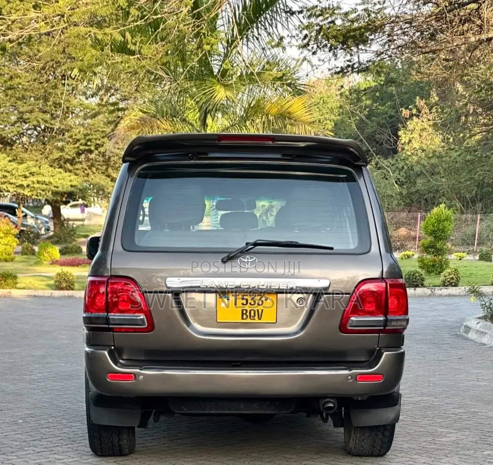 Toyota Land Cruiser 2001 Gray