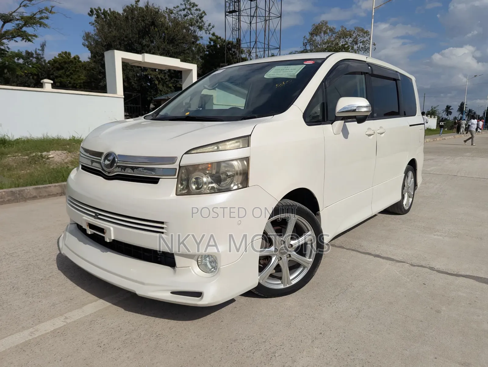 Toyota Noah 2010 White