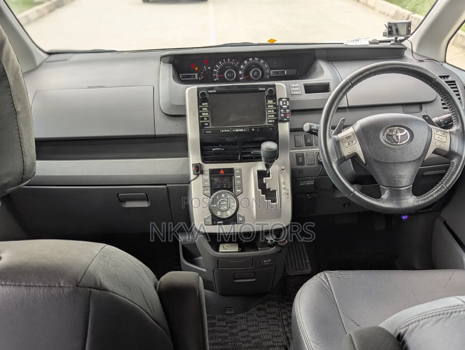 Toyota Noah 2010 White