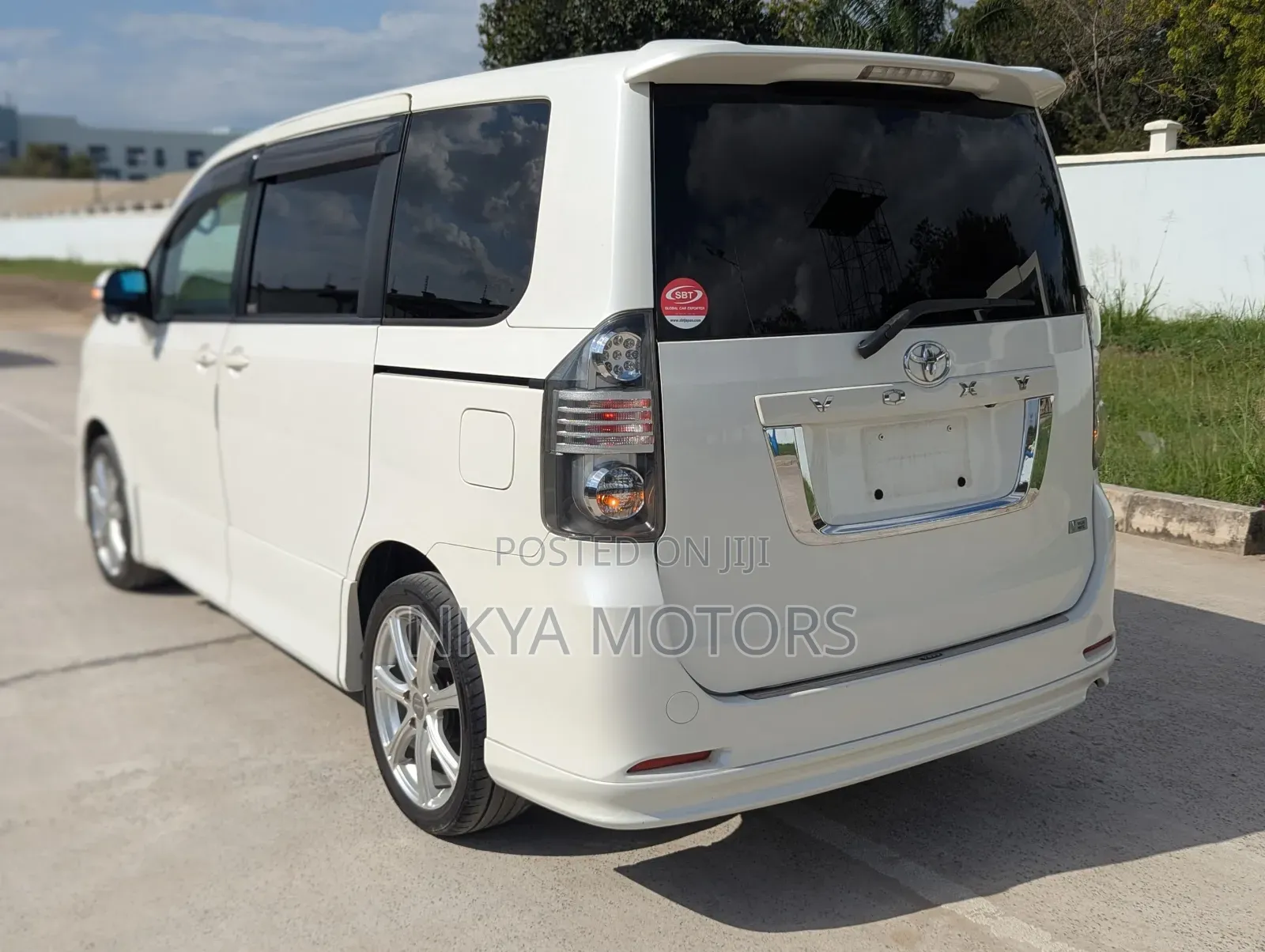 Toyota Noah 2010 White