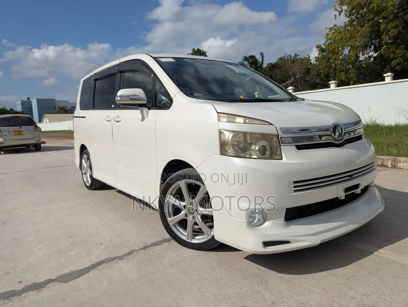 Toyota Noah 2010 White