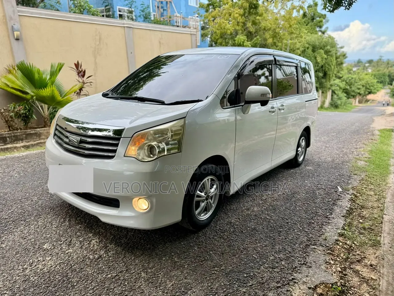 Toyota Noah 2010 White
