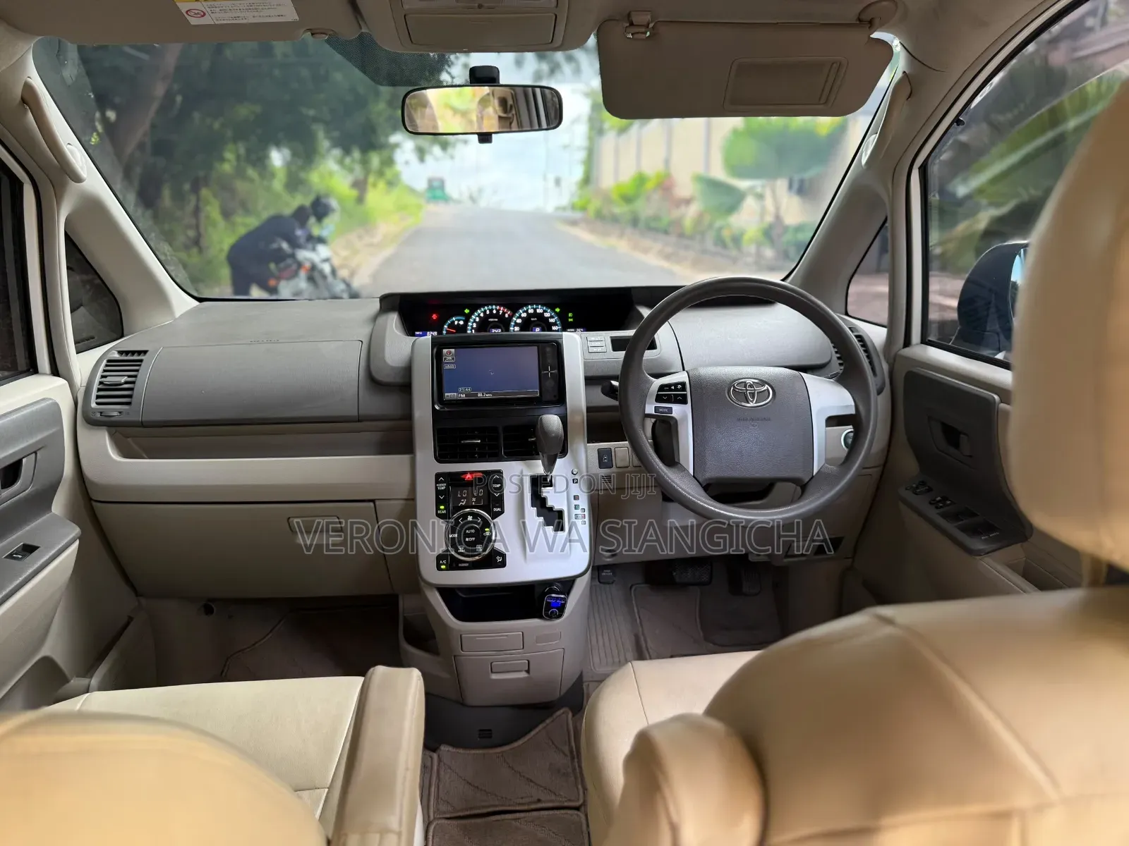 Toyota Noah 2010 White