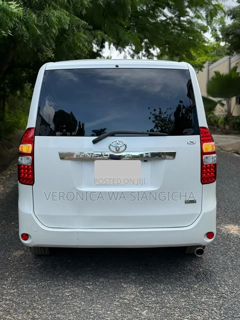 Toyota Noah 2010 White