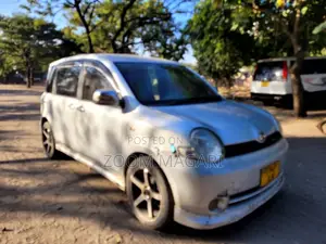 Toyota Sienta 2006 Silver
