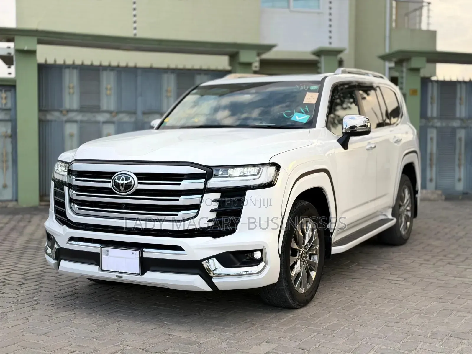 Toyota Land Cruiser LC300 2024 White