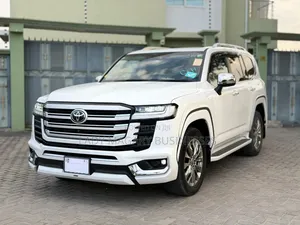 Toyota Land Cruiser LC300 2024 White