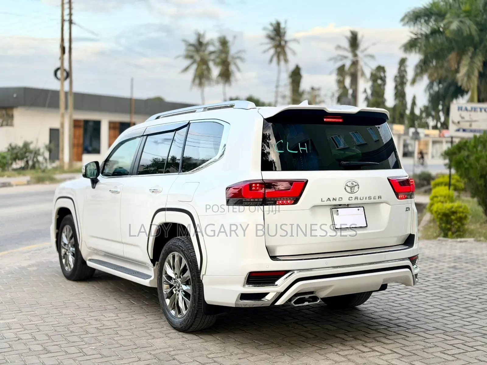 Toyota Land Cruiser LC300 2024 White